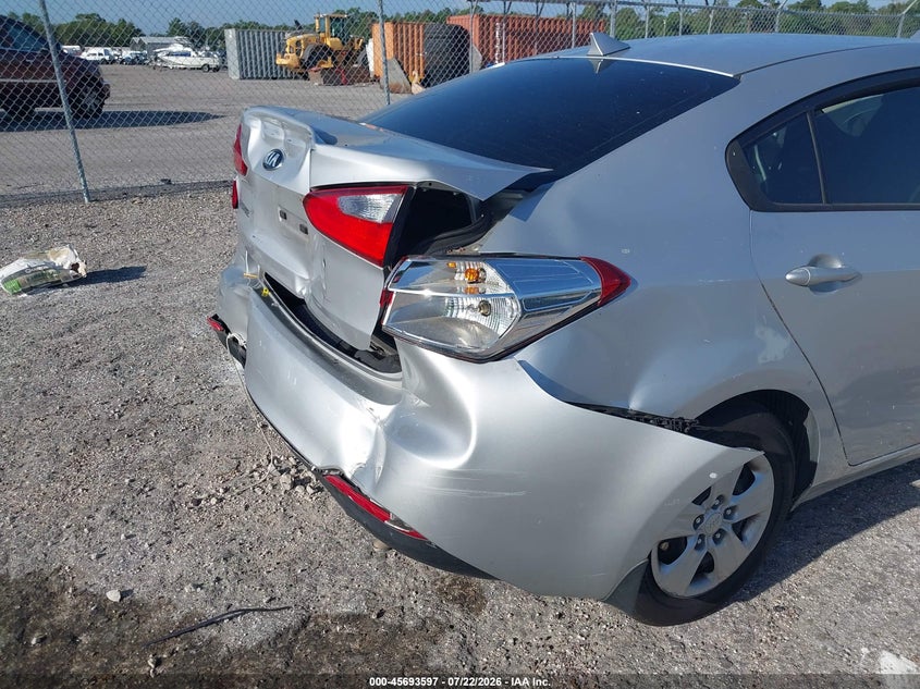 2015 Kia Forte VIN KNAFK4A68F5331514 IAAI salvage auction — REAR END, Wait Title, sold $525 on 2026-08-02 (photo 6)