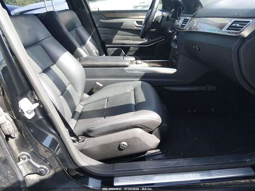 2014 Mercedes-benz E-klasse VIN WDDHF5KBXEA814368 IAAI salvage auction — REAR END, Wait Title, sold $1,600 on 2026-08-13 (photo 5)