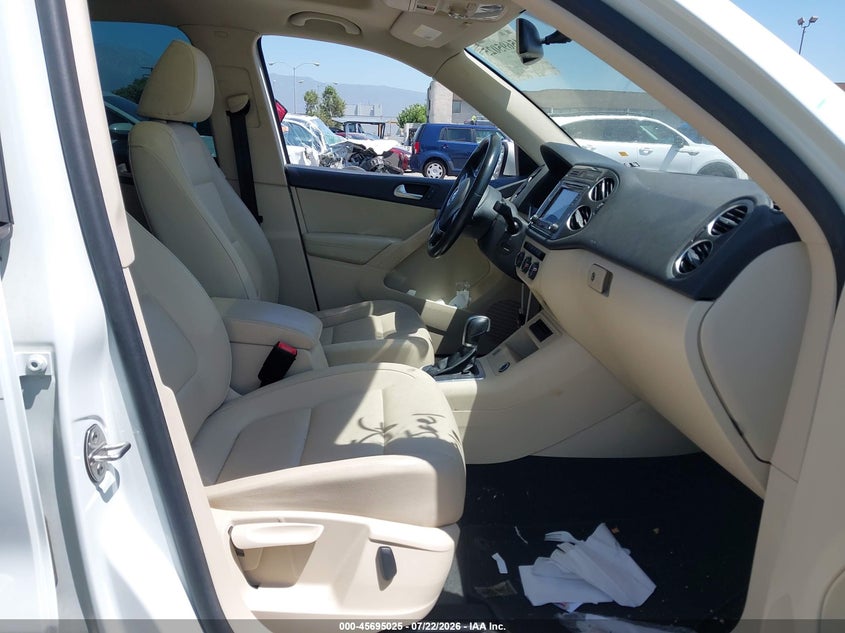 2017 Volkswagen Tiguan VIN WVGRV7AX9HW503608 IAAI salvage auction — LEFT FRONT, Salvage Title, sold $975 on 2026-08-11 (photo 5)
