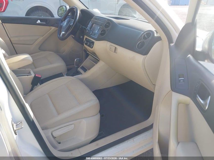 2012 Volkswagen Tiguan VIN WVGAV7AXXCW503672 IAAI salvage auction — NORMAL WEAR, Clear (Florida), sold $25 on 2026-07-28 (photo 5)