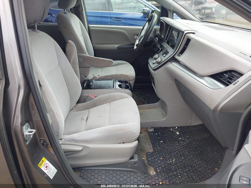 2017 Toyota Sienna VIN 5TDKZ3DC7HS772377 IAAI salvage auction — NORMAL WEAR, Clear (Virginia), sold $25 on 2026-07-29 (photo 5)