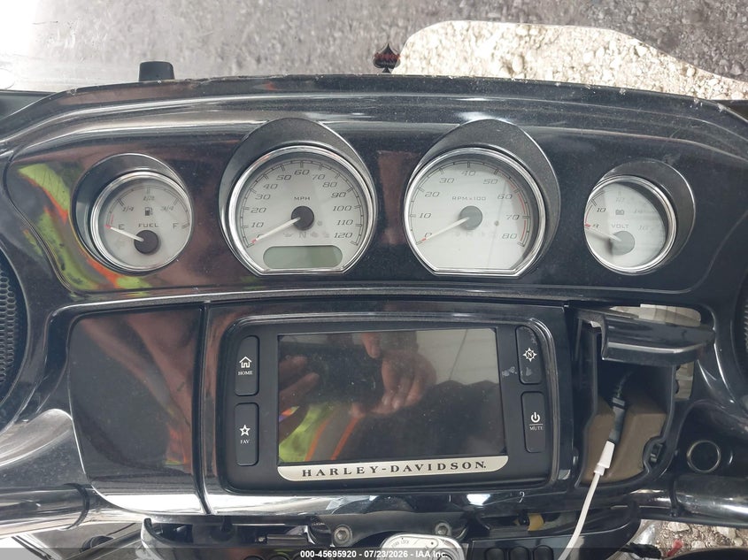 2014 Harley-davidson Street glide VIN 1HD1KRM1XEB690890 IAAI salvage auction — FRONT & REAR, Salvage Title, sold $1,650 on 2026-09-26 (photo 7)