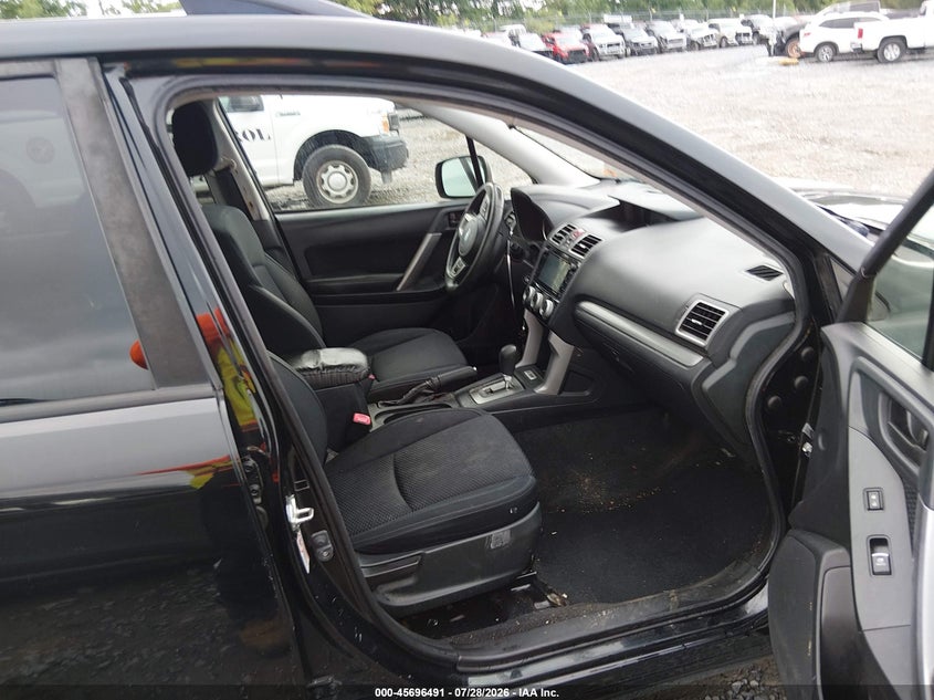 2017 Subaru Forester VIN JF2SJADC1HH437164 IAAI salvage auction — SIDE, Wait Title, sold $575 on 2026-10-01 (photo 5)