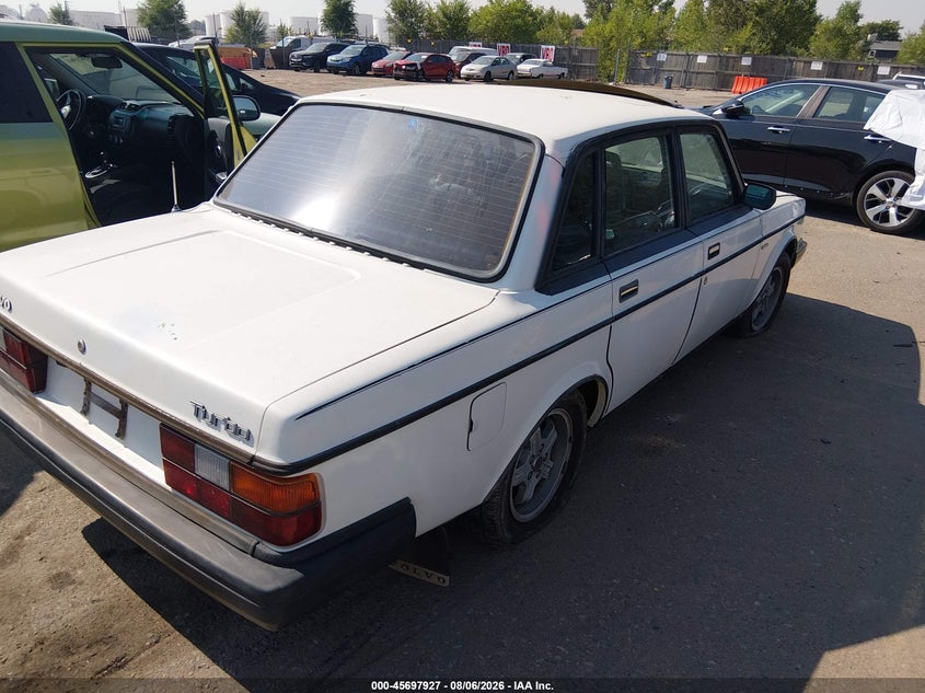 1983 Volvo 240 VIN YV1AX4742D1827055 IAAI salvage auction — NORMAL WEAR, Clear (Colorado), sold $375 on 2026-08-18 (photo 4)