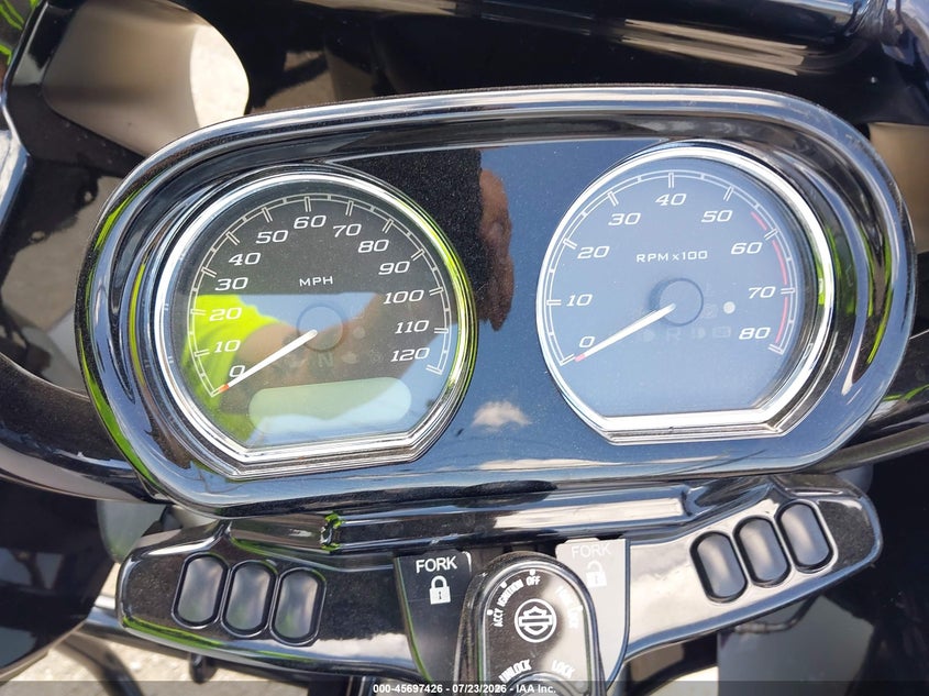 2020 Harley-davidson Road glide VIN 1HD1KTP10LB641025 IAAI salvage auction — RIGHT FRONT, Salvage Title, sold $9,850 on 2026-09-01 (photo 7)