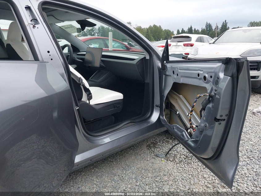 2026 Tesla Model y VIN 7SAYGDEE5TF454781 IAAI salvage auction — REAR END, Salvage Title, sold $25,250 on 2026-08-28 (photo 5)