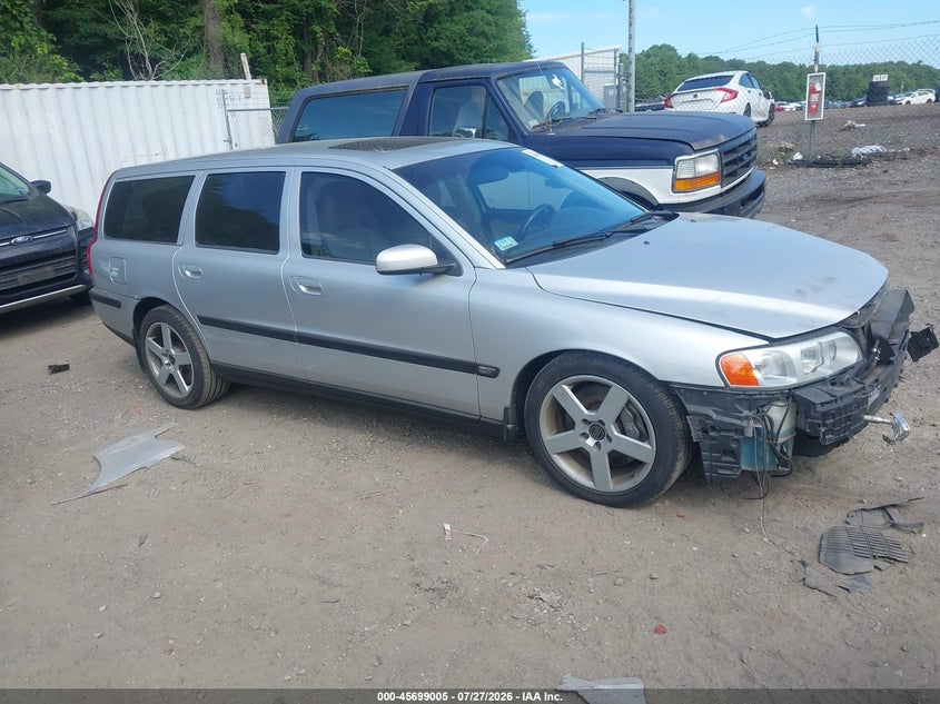 2004 Volvo V70 VIN YV1SJ52Y942411729 IAAI salvage auction — FRONT END, Clear (Massachusetts), sold $400 on 2026-08-11 (photo 1)