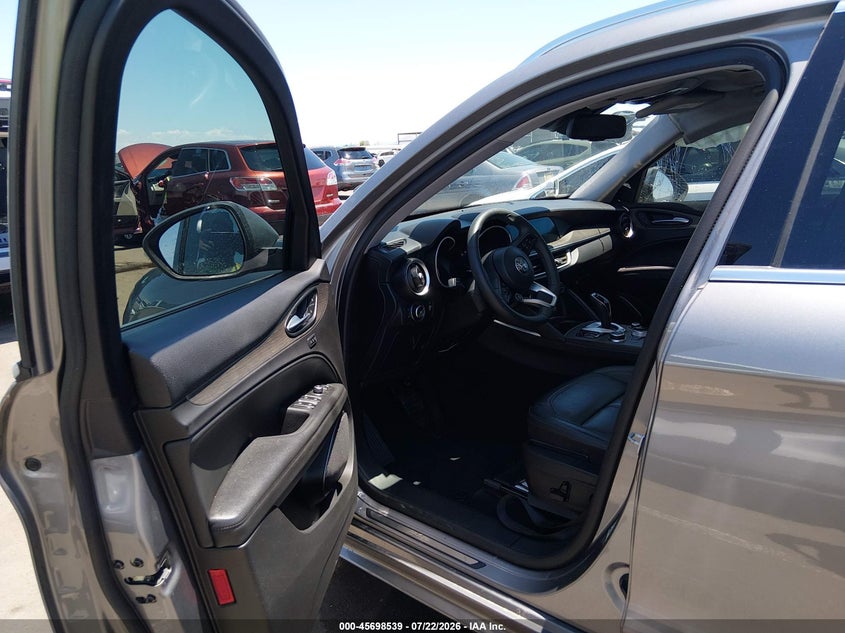 2021 Alfa romeo Stelvio VIN ZASPAKBN9M7D09731 IAAI salvage auction — SIDE, Wait Title, sold $1,150 on 2026-08-18 (photo 5)