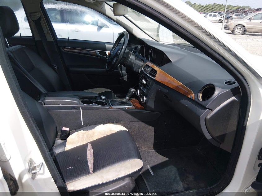 2012 Mercedes-benz C-klasse VIN WDDGF4HB7CR215326 IAAI salvage auction — NORMAL WEAR, Wait Title, sold $275 on 2026-08-14 (photo 5)