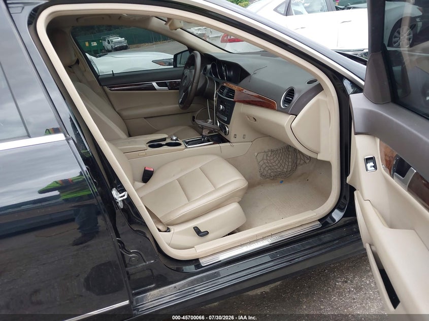 2013 Mercedes-benz C-klasse VIN WDDGF8AB8DA806606 IAAI salvage auction — HAIL, Salvage Title, sold $925 on 2026-08-13 (photo 5)