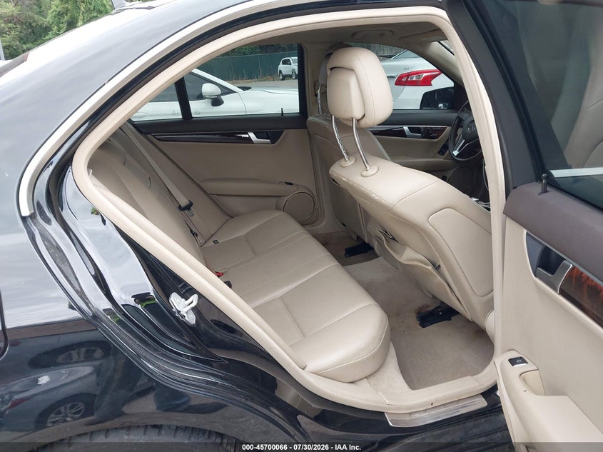 2013 Mercedes-benz C-klasse VIN WDDGF8AB8DA806606 IAAI salvage auction — HAIL, Salvage Title, sold $925 on 2026-08-13 (photo 8)