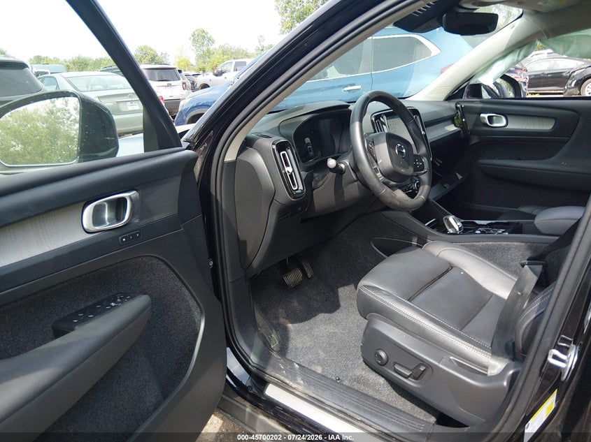 2025 Volvo Xc40 VIN YV4L12UE0S2489841 IAAI salvage auction — SIDE, Wait Title, sold $9,100 on 2026-08-19 (photo 5)