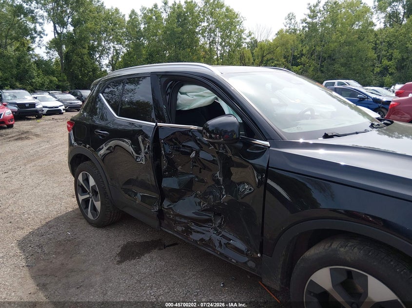 2025 Volvo Xc40 VIN YV4L12UE0S2489841 IAAI salvage auction — SIDE, Wait Title, sold $9,100 on 2026-08-19 (photo 6)