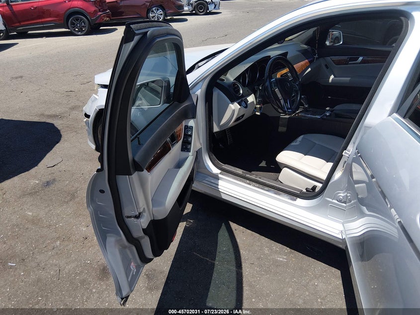 2012 Mercedes-benz C-klasse VIN WDDGF4HB3CR219454 IAAI salvage auction — NO DAMAGE, Wait Title, sold $1,100 on 2026-08-07 (photo 5)