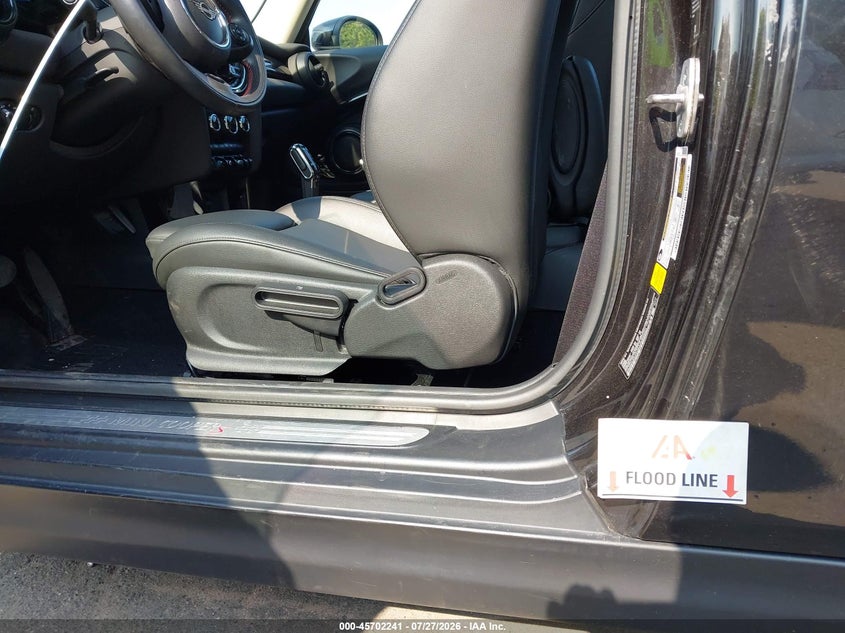2021 Mini Hard top VIN WMWXR5C03M2N96693 IAAI salvage auction — WATER/FLOOD, Salvage Title, sold $4,000 on 2026-09-03 (photo 6)