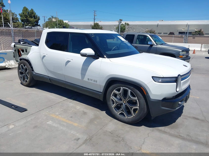 2026 Rivian R1t VIN 7FCTGFAAXTN043572 — IAAI salvage auction photo
