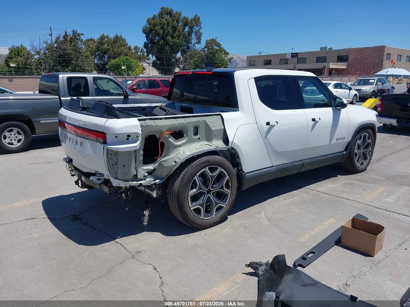 2026 Rivian R1t VIN 7FCTGFAAXTN043572 IAAI salvage auction — SIDE, Wait Title, sold $17,100 on 2026-09-08 (photo 4)