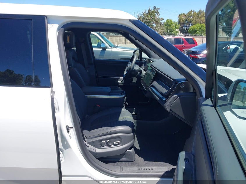 2026 Rivian R1t VIN 7FCTGFAAXTN043572 IAAI salvage auction — SIDE, Wait Title, sold $17,100 on 2026-09-08 (photo 5)