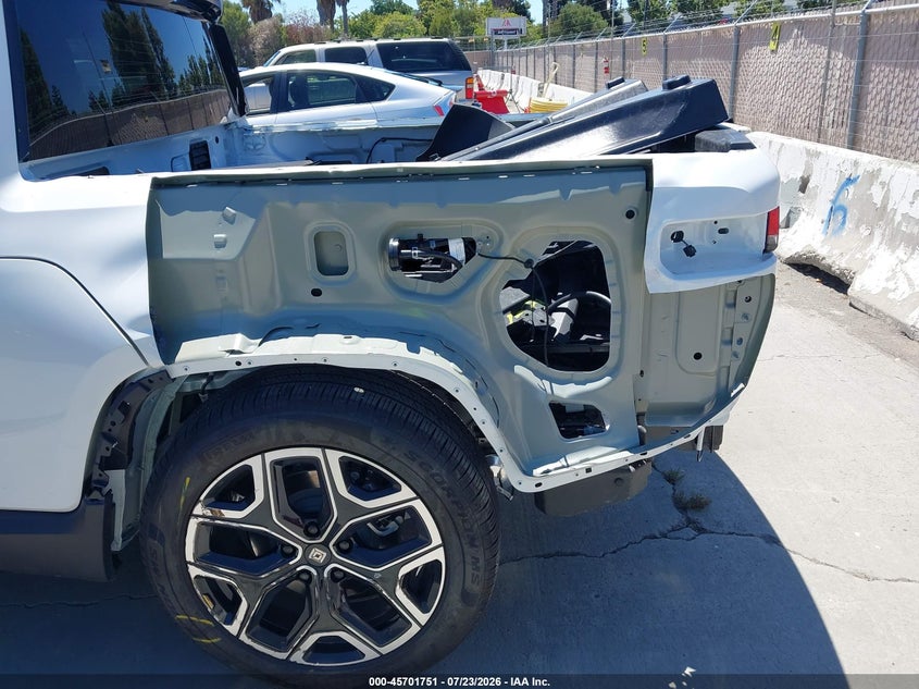 2026 Rivian R1t VIN 7FCTGFAAXTN043572 IAAI salvage auction — SIDE, Wait Title, sold $17,100 on 2026-09-08 (photo 6)
