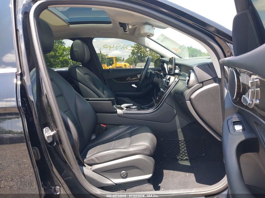 2016 Mercedes-benz Glc VIN WDC0G4KB5GF100226 IAAI salvage auction — LEFT SIDE, Salvage Title, sold $4,050 on 2026-08-01 (photo 5)