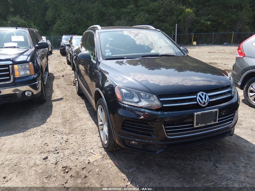 2014 Volkswagen Touareg VIN WVGDF9BPXED007516 IAAI salvage auction — NORMAL WEAR, Clear (Massachusetts), sold $725 on 2026-08-11 (photo 1)