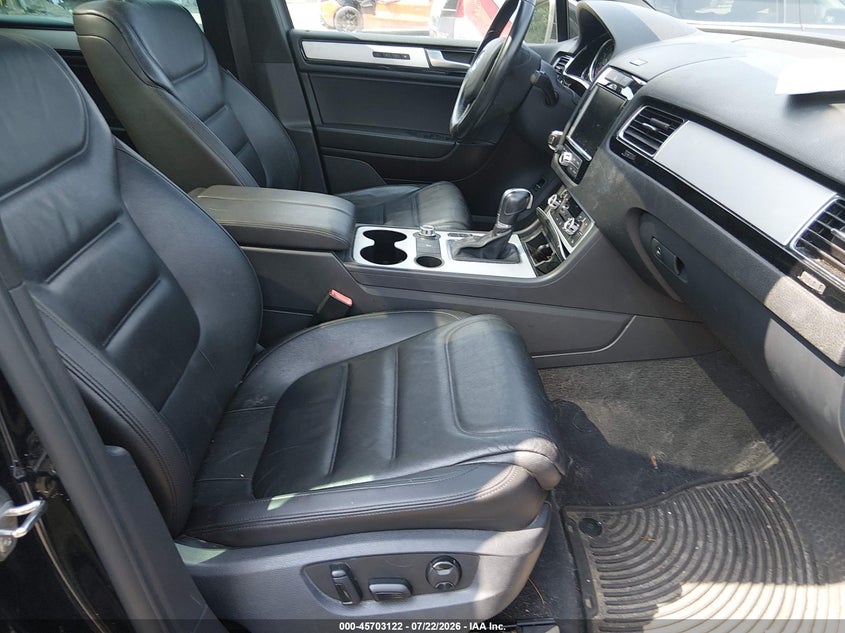 2014 Volkswagen Touareg VIN WVGDF9BPXED007516 IAAI salvage auction — NORMAL WEAR, Clear (Massachusetts), sold $725 on 2026-08-11 (photo 5)