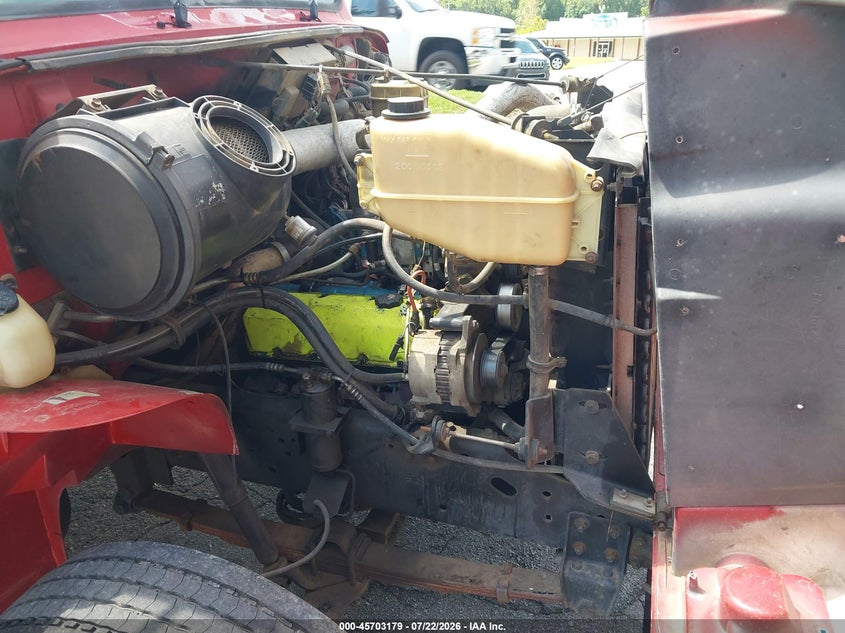 1996 International 4000 series VIN 1HTSCABK3TH243296 IAAI salvage auction — RIGHT FRONT, Clear (North Carolina), sold $8,975 on 2026-08-18 (photo 9)