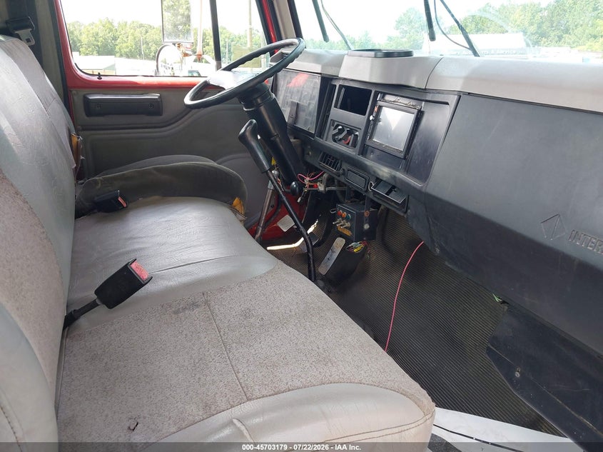 1996 International 4000 series VIN 1HTSCABK3TH243296 IAAI salvage auction — RIGHT FRONT, Clear (North Carolina), sold $8,975 on 2026-08-18 (photo 6)
