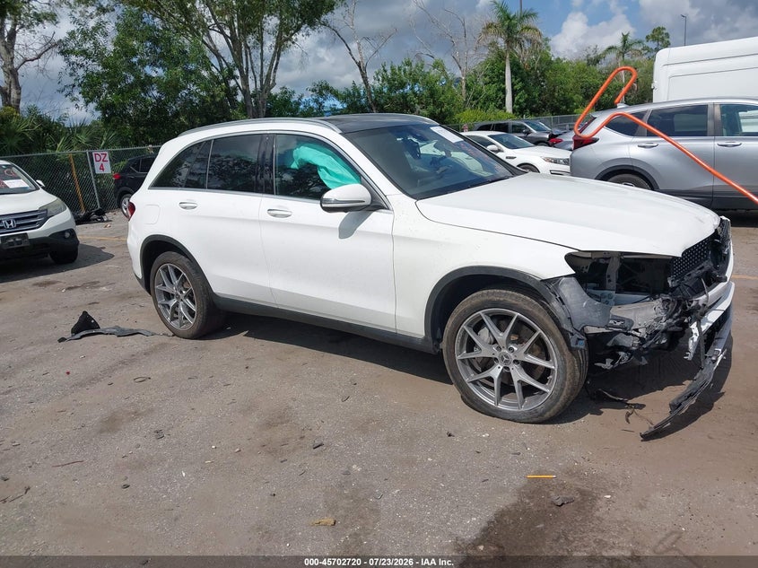 2020 Mercedes-benz Glc VIN W1N0G8DB9LF762002 IAAI salvage auction — FRONT END, Wait Title, sold $7,700 on 2026-08-20 (photo 1)