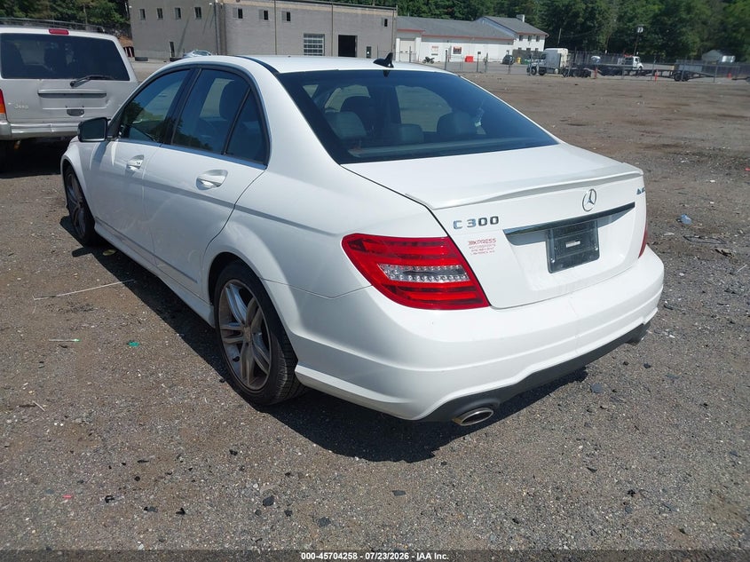 2014 Mercedes-benz C-klasse VIN WDDGF8AB3ER307084 IAAI salvage auction — RIGHT SIDE, Clear (Massachusetts), sold $4,450 on 2026-08-21 (photo 3)
