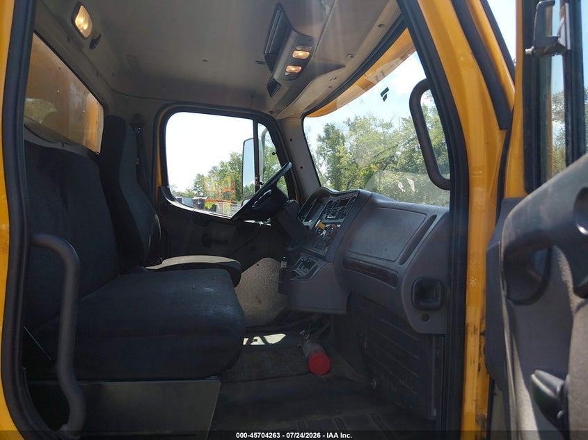 2019 Freightliner M2 106 VIN 1FVACWFC2KHKB7540 IAAI salvage auction — NORMAL WEAR, Original (New Hampshire), sold $11,200 on 2026-08-05 (photo 7)