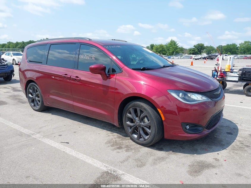 2019 Chrysler Pacifica VIN 2C4RC1EG8KR525648 IAAI salvage auction — LEFT SIDE, Salvage Title, sold $3,600 on 2026-08-19 (photo 1)