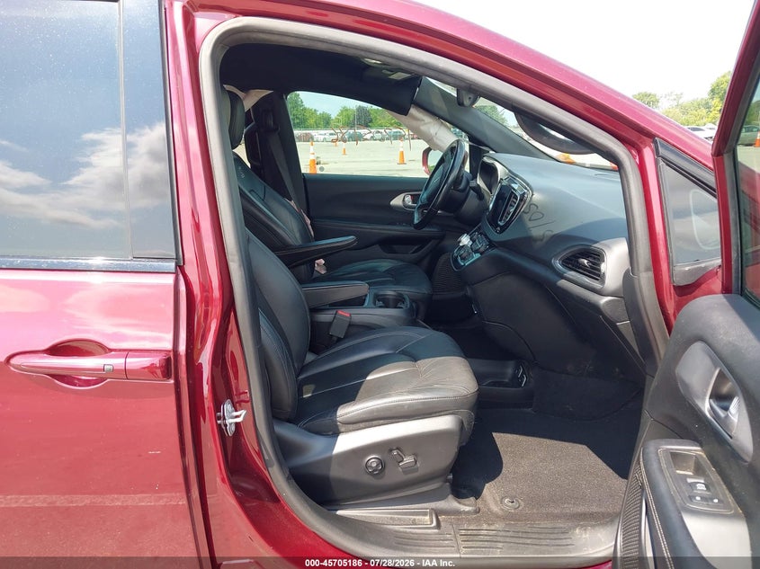 2019 Chrysler Pacifica VIN 2C4RC1EG8KR525648 IAAI salvage auction — LEFT SIDE, Salvage Title, sold $3,600 on 2026-08-19 (photo 5)