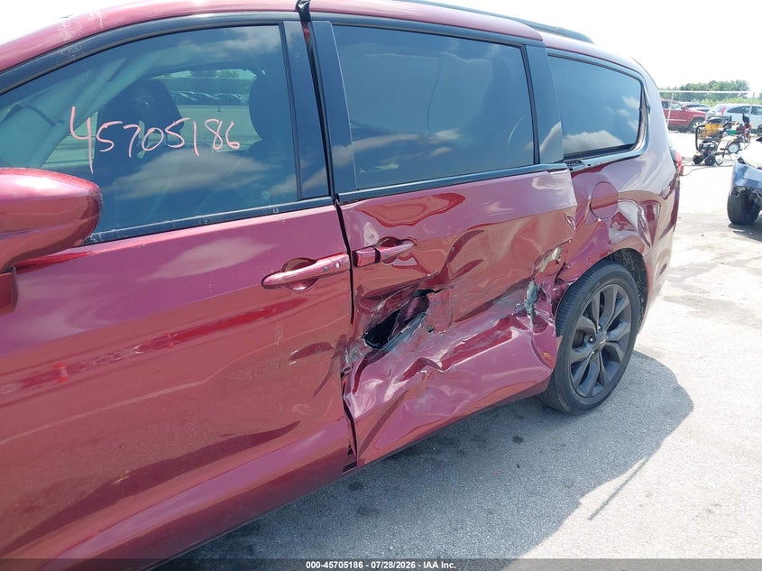 2019 Chrysler Pacifica VIN 2C4RC1EG8KR525648 IAAI salvage auction — LEFT SIDE, Salvage Title, sold $3,600 on 2026-08-19 (photo 6)