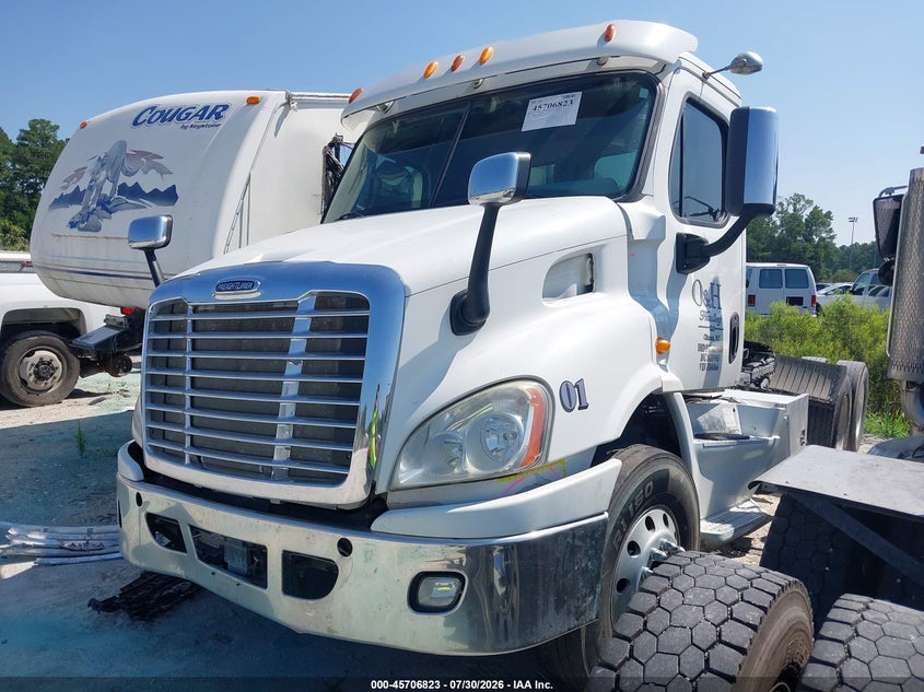 2013 Freightliner Cascadia 113 VIN 1FUJGBDV7DLFD0866 IAAI salvage auction — FRONT END, Wait Title, sold $1,100 on 2026-08-27 (photo 2)