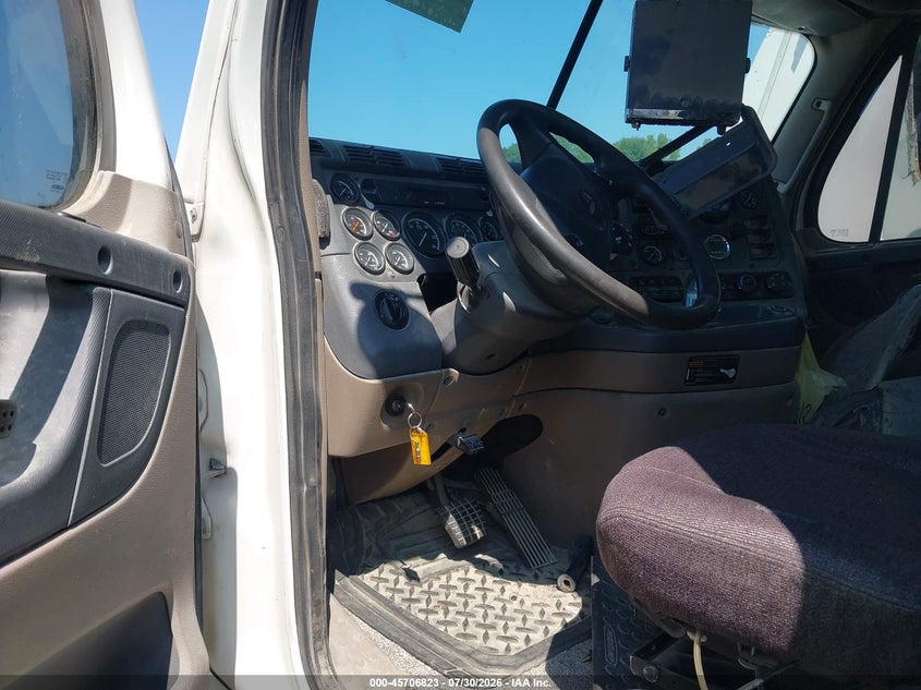 2013 Freightliner Cascadia 113 VIN 1FUJGBDV7DLFD0866 IAAI salvage auction — FRONT END, Wait Title, sold $1,100 on 2026-08-27 (photo 7)