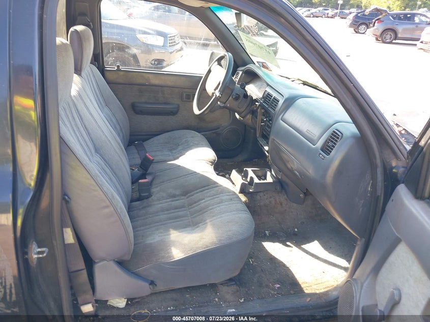 1998 Toyota Tacoma VIN 4TANL42N9WZ136480 IAAI salvage auction — NORMAL WEAR, Clear (New Jersey), sold $225 on 2026-08-21 (photo 5)