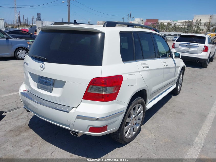 2010 Mercedes-benz Glk-class VIN WDCGG5GB8AF448381 IAAI salvage auction — REAR END, Salvage (California), sold $1,150 on 2026-08-19 (photo 4)