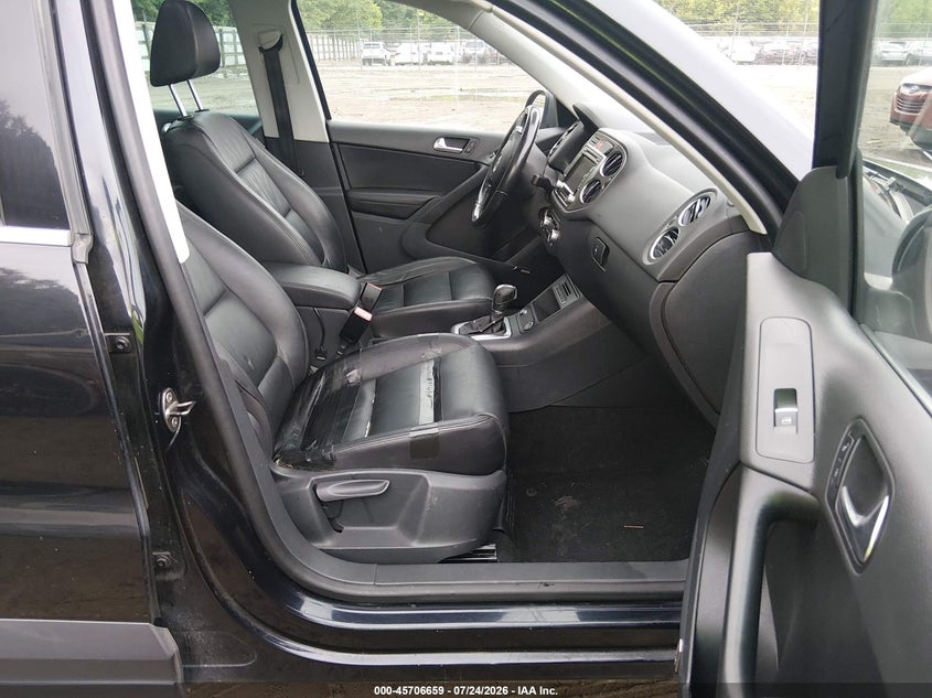 2011 Volkswagen Tiguan VIN WVGBV7AX1BW525014 IAAI salvage auction — NORMAL WEAR, Clear (Tennessee), sold $25 on 2026-07-29 (photo 5)
