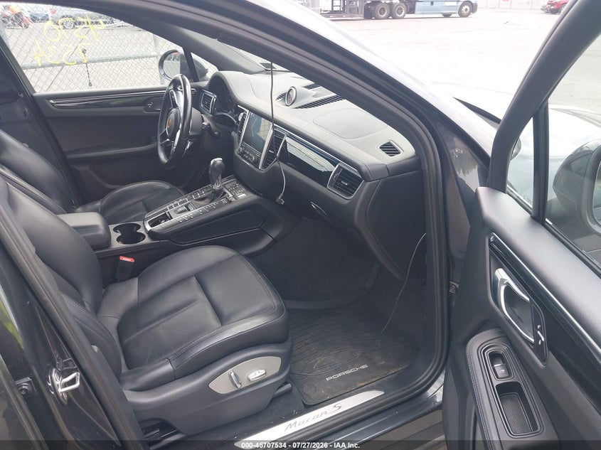 2017 Porsche Macan VIN WP1AB2A51HLB10939 IAAI salvage auction — LEFT SIDE, Salvage (Virginia), sold $7,300 on 2026-08-18 (photo 5)