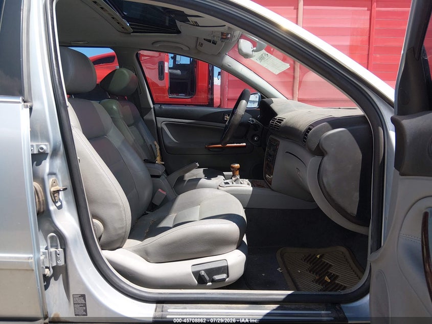 2003 Volkswagen Passat VIN WVWWH63B03E375428 IAAI salvage auction — NORMAL WEAR, Clear (Colorado), sold $50 on 2026-08-12 (photo 5)