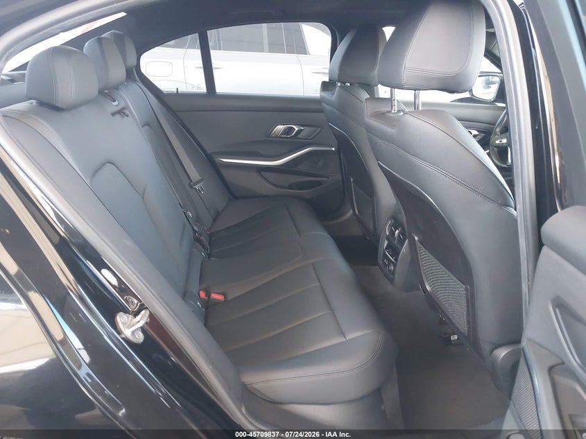2019 BMW 3er VIN 3MW5R1J52K8B01056 IAAI salvage auction — REAR END, Salvage Title, sold $8,900 on 2026-08-03 (photo 8)
