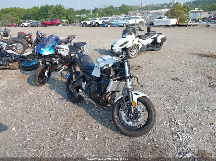 2026 Kawasaki Ninja VIN ML5EXEP1XTDAG9975 IAAI salvage auction — LEFT SIDE, Salvage Title, sold $2,100 on 2026-09-06 (photo 1)