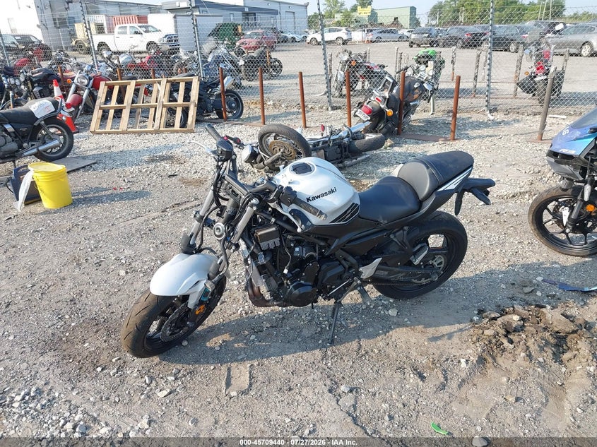 2026 Kawasaki Ninja VIN ML5EXEP1XTDAG9975 IAAI salvage auction — LEFT SIDE, Salvage Title, sold $2,100 on 2026-09-06 (photo 2)