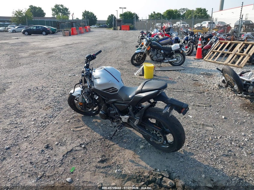 2026 Kawasaki Ninja VIN ML5EXEP1XTDAG9975 IAAI salvage auction — LEFT SIDE, Salvage Title, sold $2,100 on 2026-09-06 (photo 3)