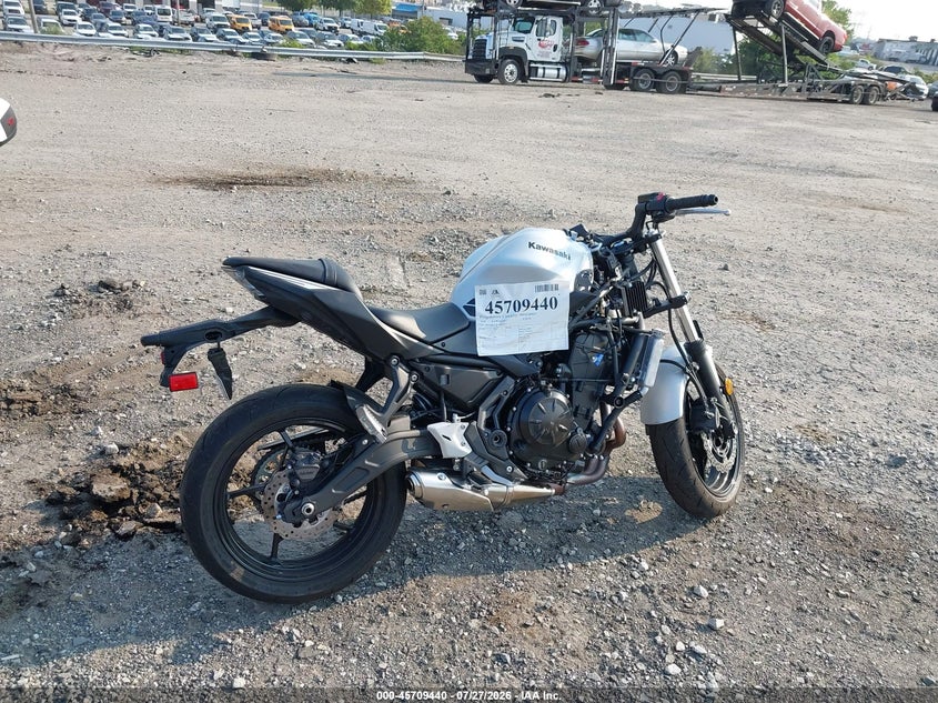 2026 Kawasaki Ninja VIN ML5EXEP1XTDAG9975 IAAI salvage auction — LEFT SIDE, Salvage Title, sold $2,100 on 2026-09-06 (photo 4)