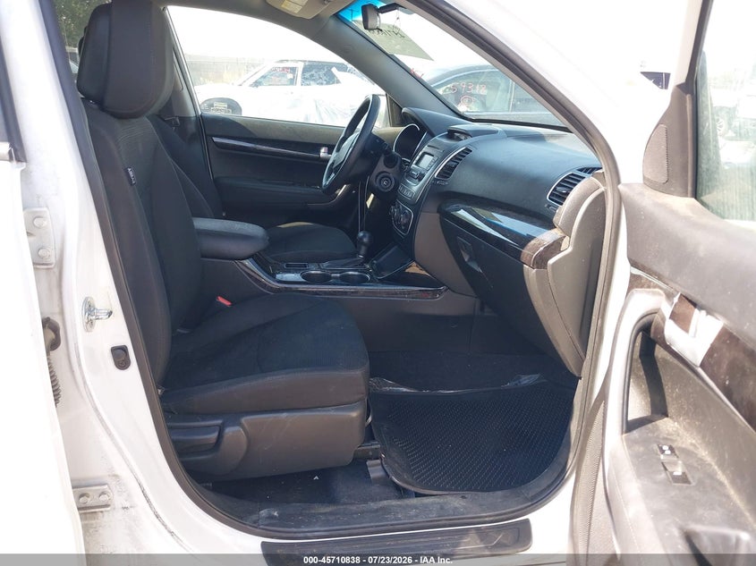 2015 Kia Sorento VIN 5XYKTDA76FG607056 IAAI salvage auction — NORMAL WEAR, Rebuilt/Restored (Utah), sold $25 on 2026-07-30 (photo 5)