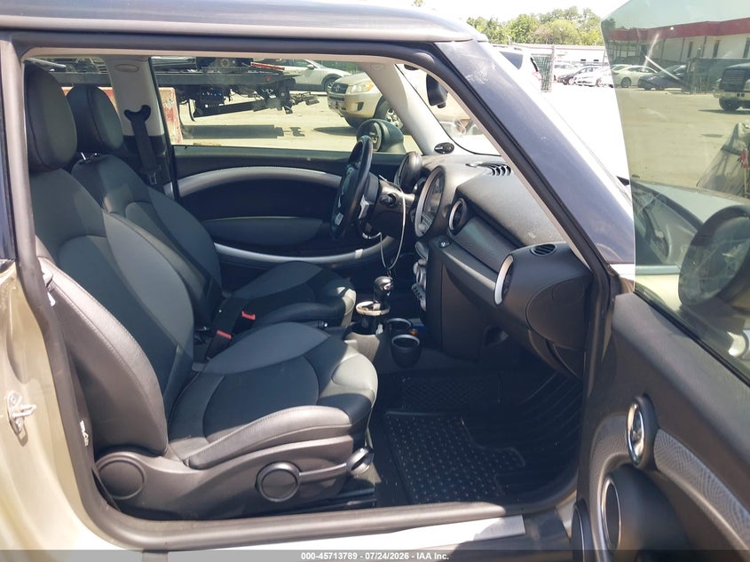 2010 Mini Cooper VIN WMWMF7C55ATZ73274 IAAI salvage auction — NORMAL WEAR, Clear (Maryland), sold $550 on 2026-08-06 (photo 5)