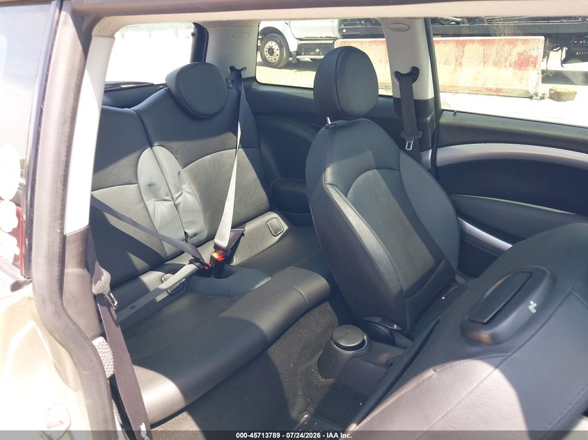 2010 Mini Cooper VIN WMWMF7C55ATZ73274 IAAI salvage auction — NORMAL WEAR, Clear (Maryland), sold $550 on 2026-08-06 (photo 8)