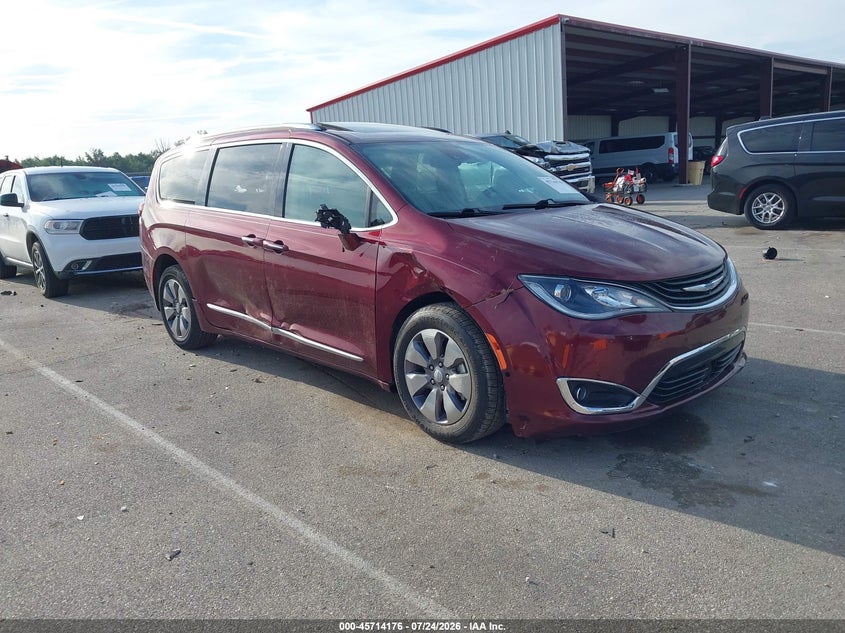 2018 Chrysler Pacifica VIN 2C4RC1N72JR213162 IAAI salvage auction — LEFT & RIGHT, Wait Title, sold $3,050 on 2026-08-28 (photo 1)